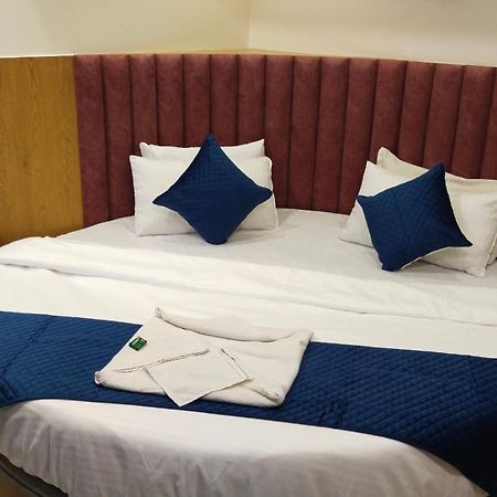 Hotel Campus Ахмедабад Экстерьер фото