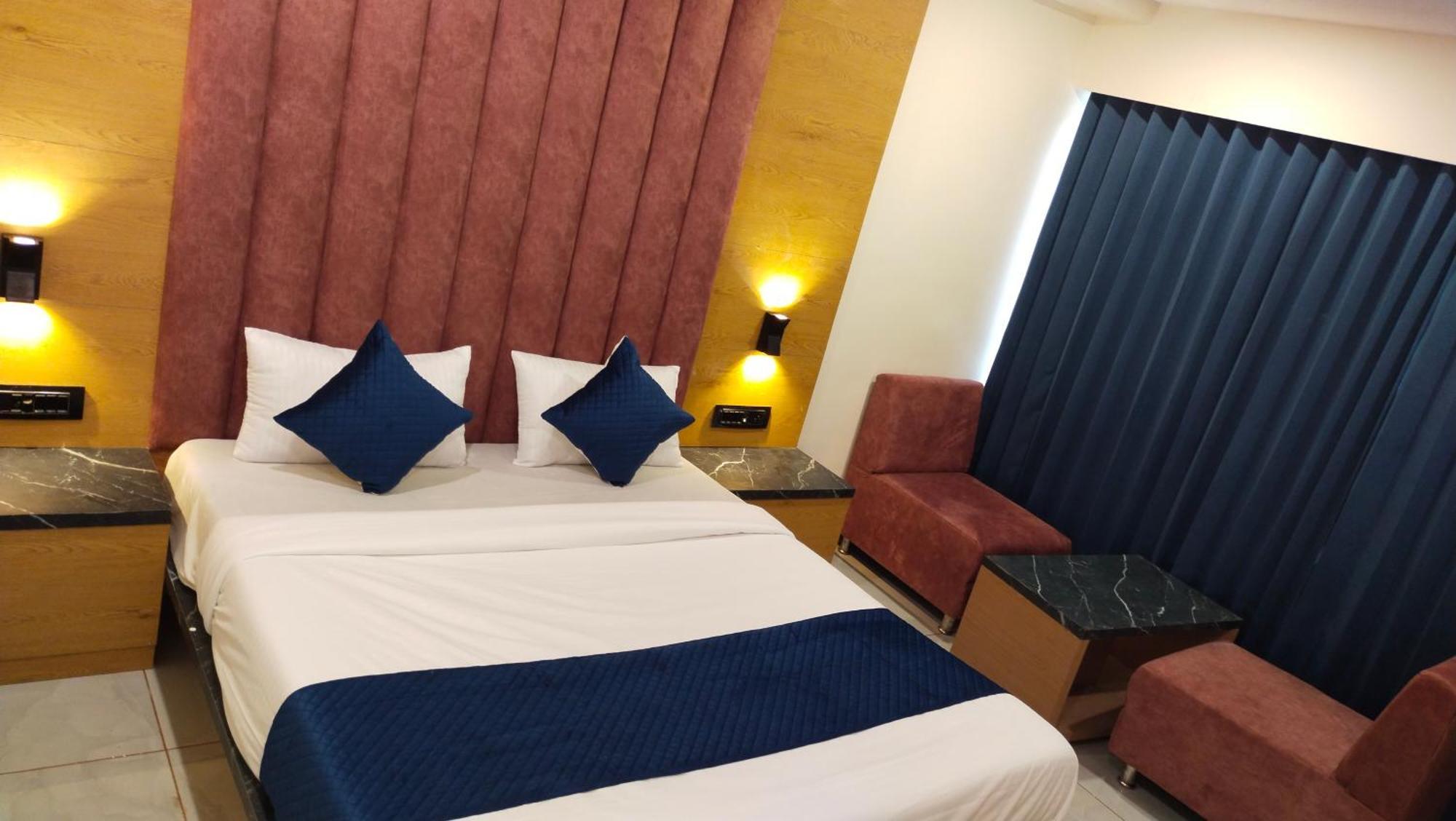 Hotel Campus Ахмедабад Экстерьер фото